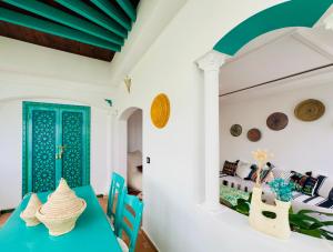 Μια τηλεόραση ή/και κέντρο ψυχαγωγίας στο Luxury Marina-View Pent-House