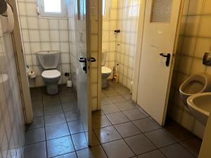 a bathroom with two toilets and a sink at TL Gastzimmer in Frankfurt/Main