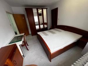 a bedroom with a bed and a desk and a window at TL Gastzimmer in Frankfurt/Main