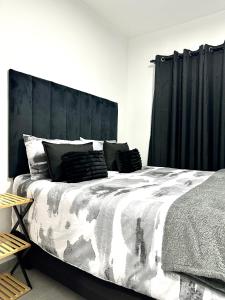 Ένα ή περισσότερα κρεβάτια σε δωμάτιο στο The Living Waters Apartment Sheffield