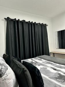 Ένα ή περισσότερα κρεβάτια σε δωμάτιο στο The Living Waters Apartment Sheffield