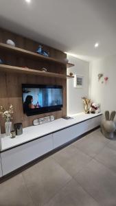 TV a/nebo společenská místnost v ubytování Stay with Andrea&Samantha