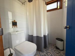 Koupelna v ubytování Maravillosa casa a los pies del Cerro la Campana + 7 fotografií