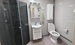 ein Badezimmer mit Toilette, Waschbecken und Dusche in der Unterkunft Villa Ruths Stay Polle in Kouvola