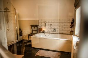 Ένα μπάνιο στο Landhaus Frank