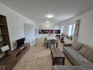 uma sala de estar com um sofá e uma mesa em Apartmani Petrović SEMČE Suva Planina em Gadžin Han