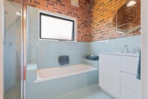 Koupelna v ubytování Sundowner Deck House - Pet Friendly + 14 fotografií