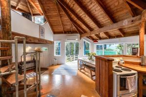 Η κουζίνα ή μικρή κουζίνα στο Cedar Retreat by Waiheke Pure