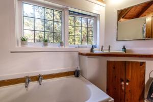 Ένα μπάνιο στο Cedar Retreat by Waiheke Pure