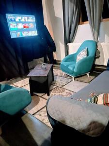 un salon avec un canapé, des chaises et une table dans l'établissement Le petit calme, à Frameries