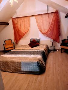 - une chambre avec un lit dans une chambre avec des rideaux dans l'établissement Le petit calme, à Frameries