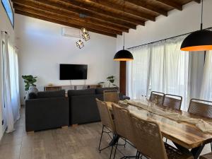 un salon avec une table et un canapé dans l'établissement Casa Moderna, Barrio Nayades, à Pinamar