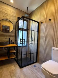 une salle de bain avec douche et toilettes dans l'établissement Casa Moderna, Barrio Nayades, à Pinamar 19 autres photos