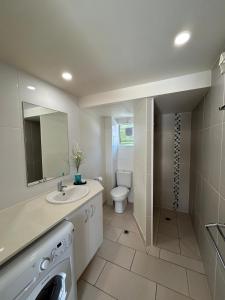 Ένα μπάνιο στο Luxury Coastal Escape at Endeavor Inn - Emu Park