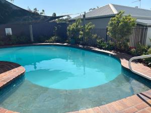 Πισίνα στο ή κοντά στο Luxury Coastal Escape at Endeavor Inn - Emu Park