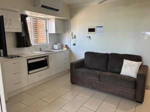 Η κουζίνα ή μικρή κουζίνα στο Luxury Coastal Escape at Endeavor Inn - Emu Park