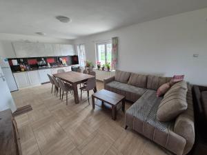 uma sala de estar com um sofá e uma mesa em Apartmani Petrović SEMČE Suva Planina em Gadžin Han