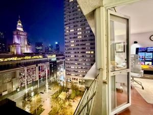 Una vista de una ciudad de noche desde un balcón. en VIEW 4 Panorama 85'TV Wifi 2 GBs Netflix HBO SkyShowMax, en Varsovia