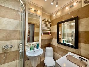 Un baño con lavabo, inodoro y ducha. en VIEW 4 Panorama 85'TV Wifi 2 GBs Netflix HBO SkyShowMax, en Varsovia 54 fotos más