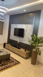 TV a/nebo společenská místnost v ubytování Oluremilekun The home of beauty and fun