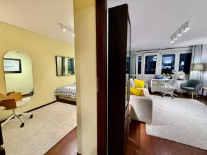 Habitación con dormitorio y sala de estar. en VIEW 4 Panorama 85'TV Wifi 2 GBs Netflix HBO SkyShowMax, en Varsovia