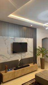 TV a/nebo společenská místnost v ubytování Oluremilekun The home of beauty and fun