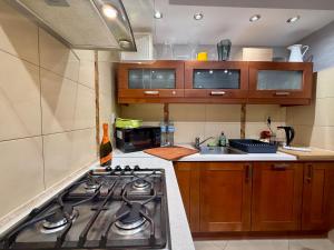 Una cocina con un horno de estufa en una cocina en VIEW 4 Panorama 85'TV Wifi 2 GBs Netflix HBO SkyShowMax, en Varsovia