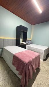 En eller flere senge i et værelse på Smart Studios 102 com ar wifi e garagem prox ao Shopping