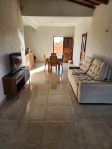 a living room with a couch and a table at Casa por do sol Flecheiras in Flecheiras