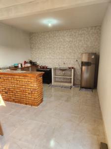 una cucina con un frigorifero in acciaio inossidabile in una stanza di Casa por do sol Flecheiras a Flecheiras Altre 13 foto