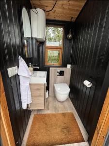 Koupelna v ubytování Eyja Mörk - Northern lights Dome with Private Bathroom and other facilities