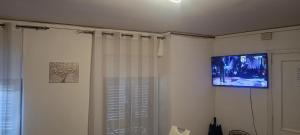 TV a/nebo společenská místnost v ubytování Nino 2