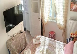 TV a/nebo společenská místnost v ubytování Elias Home