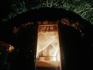a room with a window with a white curtain at Kogui Aldea in Palomino