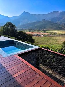 a swimming pool on the roof of a house at Cabana Catuaí in Espera Feliz +10 photos