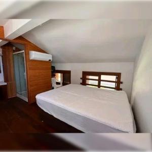 マール・デル・トゥユにあるTerraza Hotelの部屋に白いベッドがある寝室 +11枚の写真