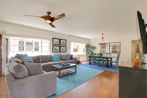 een woonkamer met een bank en een tafel bij West Beach Villa 2 in Santa Barbara