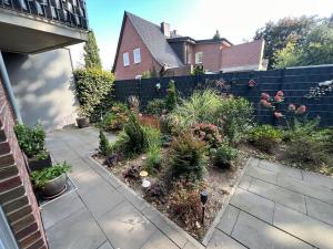 a garden in front of a fence with plants at Monteurswohnung 5P Lohne in Wietmarschen