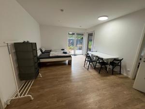 a living room with a table and a dining room at Monteurswohnung 5P Lohne in Wietmarschen