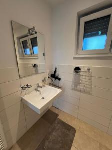 Et badeværelse på Monteurswohnung 5P Lohne + 13 billeder