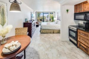 eine Küche und ein Wohnzimmer mit einem Bett und einem Tisch in der Unterkunft Amazing View Ocean Front Studio Nicely Decorated in Myrtle Beach