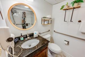 ein Badezimmer mit Waschbecken, Toilette und Spiegel in der Unterkunft Amazing View Ocean Front Studio Nicely Decorated in Myrtle Beach + 38 Fotos