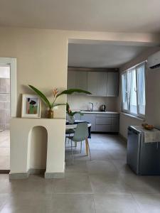 Kuchyň nebo kuchyňský kout v ubytování Coastal Gem