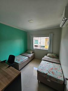 um quarto com duas camas e uma janela em Grande metropóle de Belém em Ananindeua