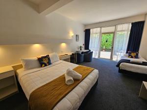 Postel nebo postele na pokoji v ubytování U Studios Paraparaumu Beach