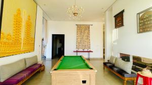 ein Wohnzimmer mit einem Billardtisch darin in der Unterkunft Villa Majestic Atlas 6ch in Loukid