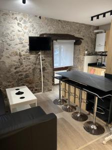 a living room with a table and a tv at Salabardoa Ea in Ea