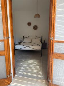 a bedroom with a bed in a room at La Villeta di Nonna in Selargius