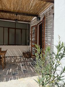 a porch of a house with a wooden ceiling at La Villeta di Nonna in Selargius