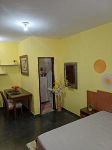 a room with a bed and a table and a room with a dining room at Kitnet estrela in Campos dos Goytacazes